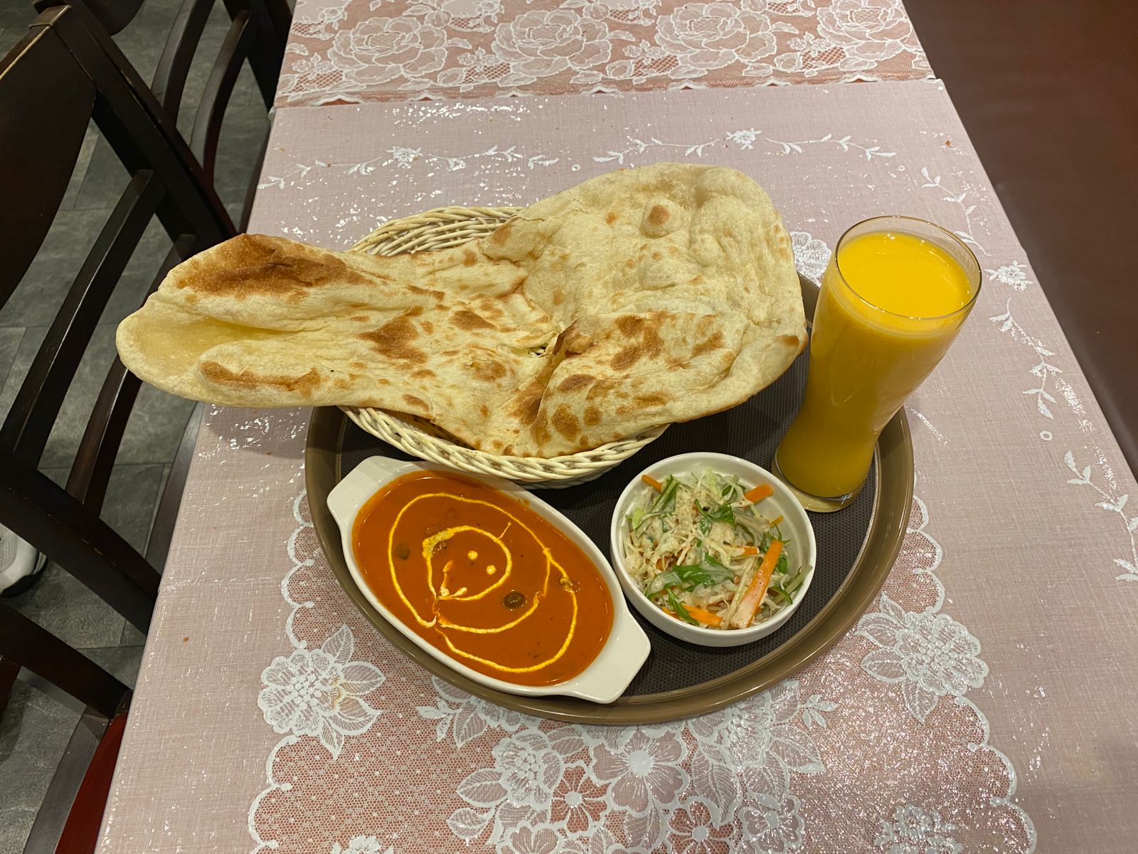 Naan curry set with salad and mango drink